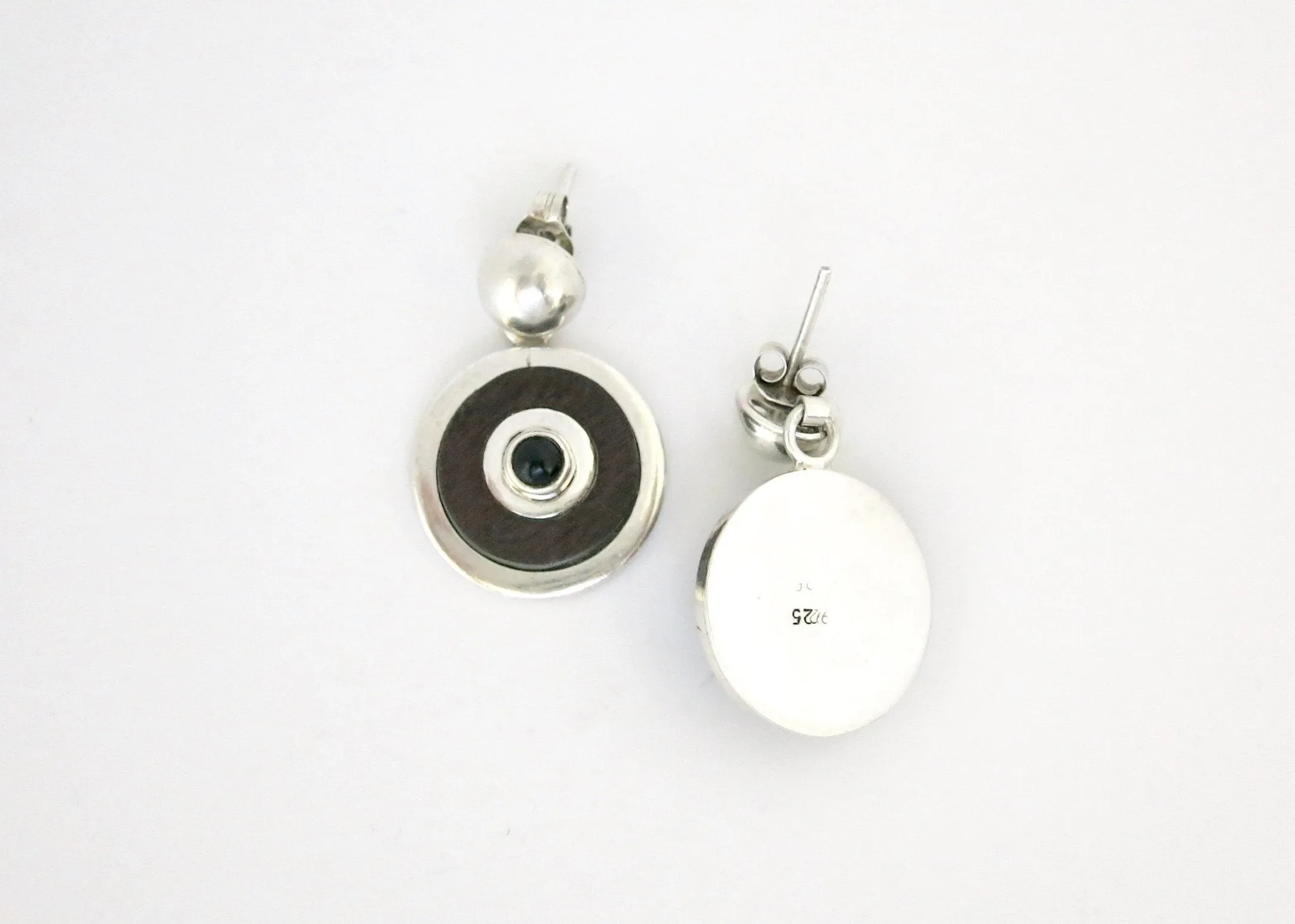 Chic, wood and onyx round Modernist earrings