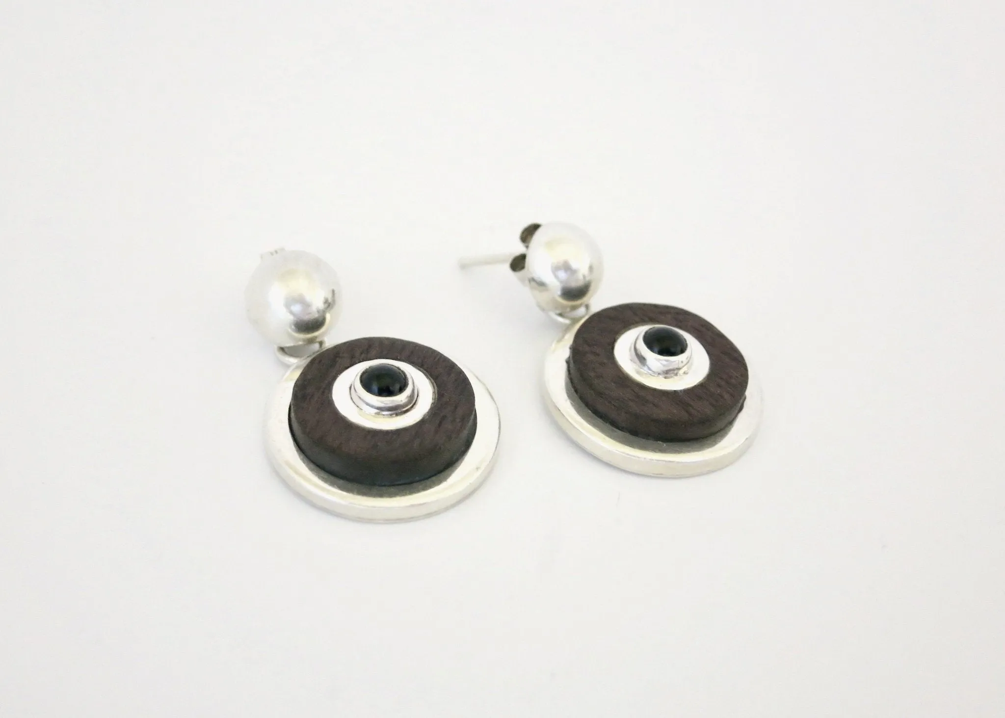 Chic, wood and onyx round Modernist earrings
