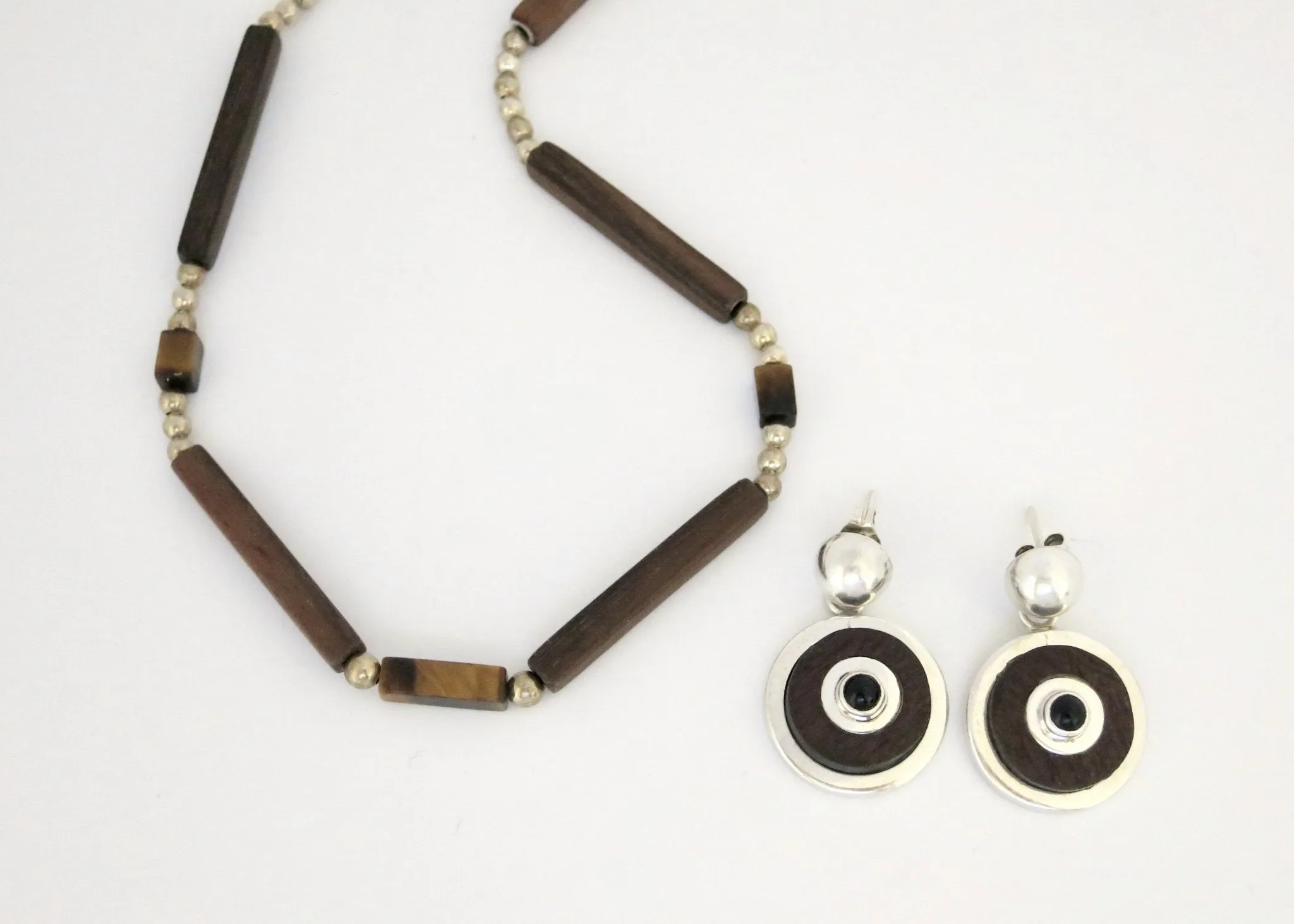 Chic, wood and onyx round Modernist earrings