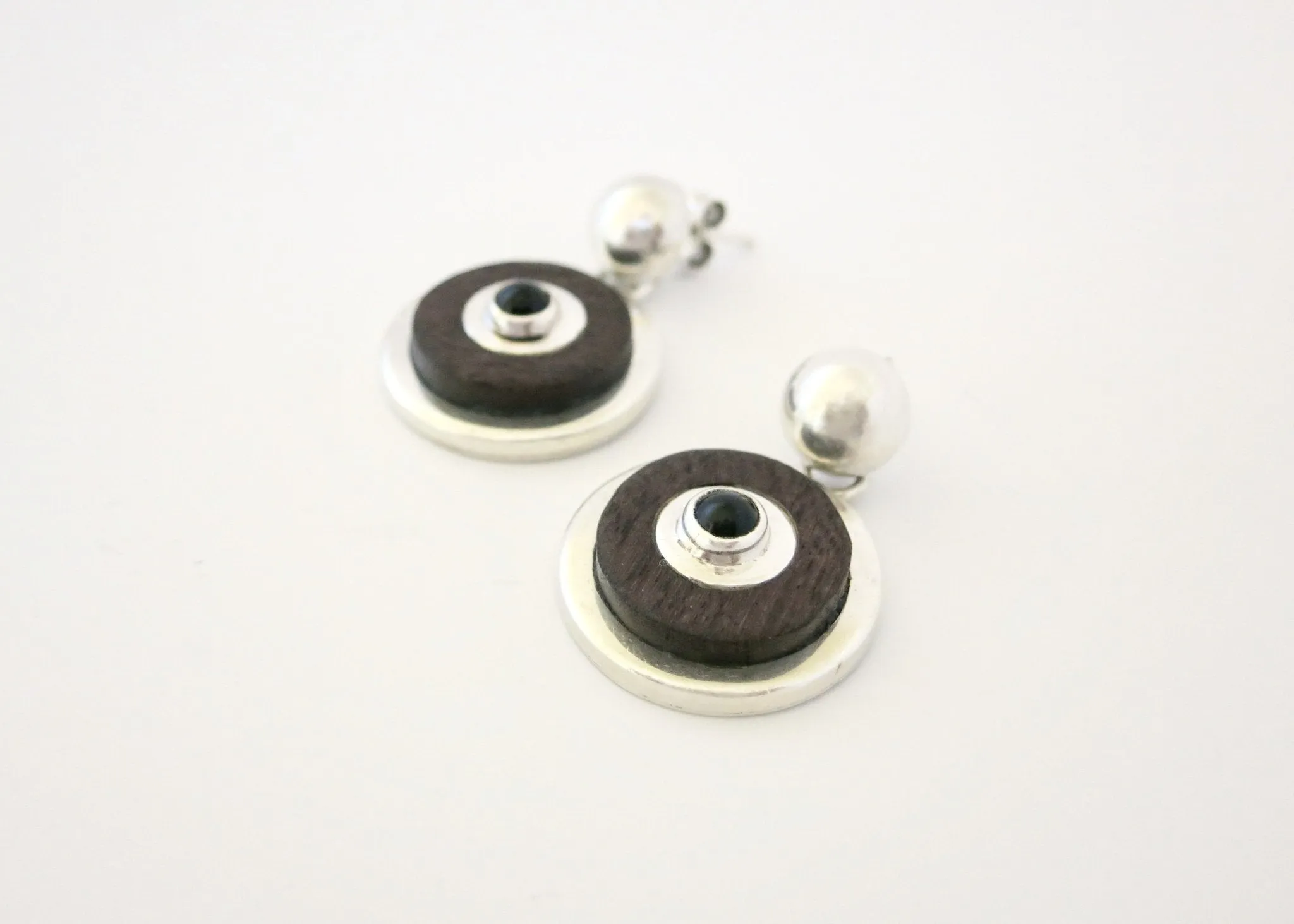 Chic, wood and onyx round Modernist earrings
