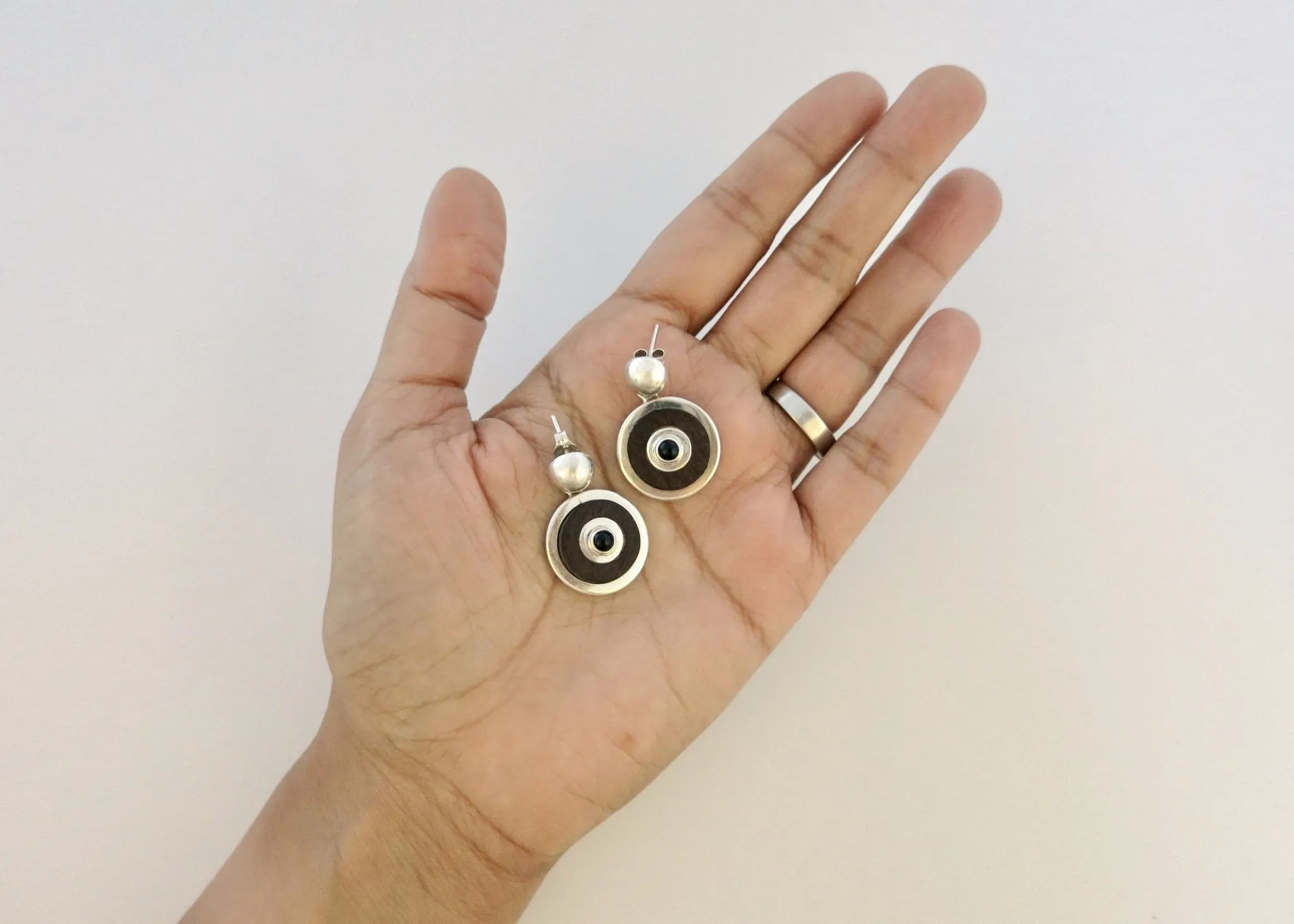 Chic, wood and onyx round Modernist earrings