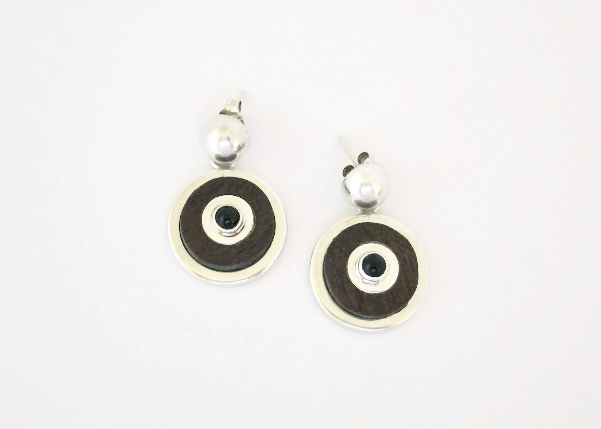 Chic, wood and onyx round Modernist earrings
