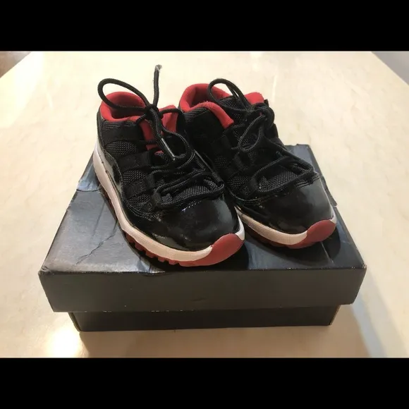 Rare Jordan 11 Bred Low 9C size