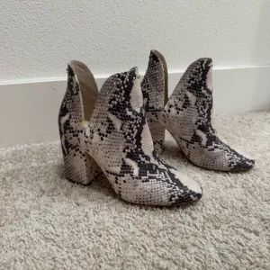 Steve Madden “Rockstar” black and white snake print heeled booties
